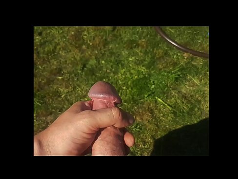 ❤️ O bunăciune fierbinte își face sex cu păsărica roz și ejaculează cu un squirt într-o grădină de vară ❌  at ro.milf-nut-net.ru
