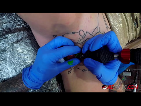 ❤️ Sully Savage, o bunăciune extrem de tatuată, și-a făcut un tatuaj pe clitorisul ei ❌  at ro.milf-nut-net.ru